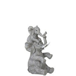 Éléphant avec son bébé sur le dos